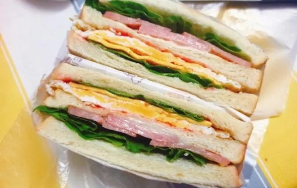 全麦面包鸡蛋生菜和番茄制作三明治