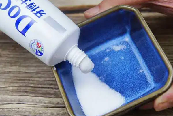 挤点白色牙膏混合在尿液里面