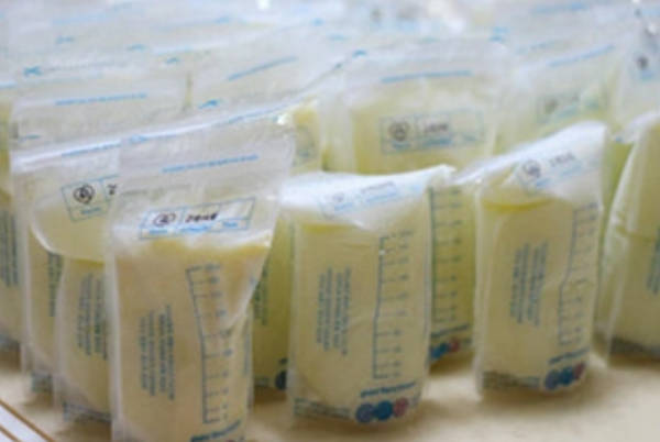母乳解冻鉴别是否变质有三种方法，闻味道只是其一