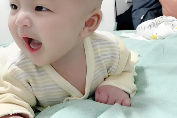 刚出生的婴儿见人爱不爱笑与智商高低有关吗？