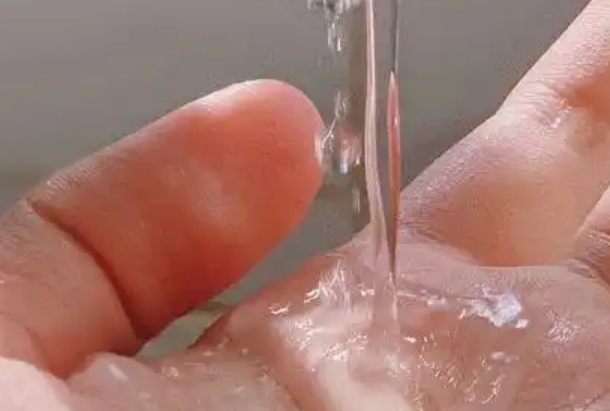 不小心用50度水给宝宝洗澡，赶紧弄流动冷水冲洗