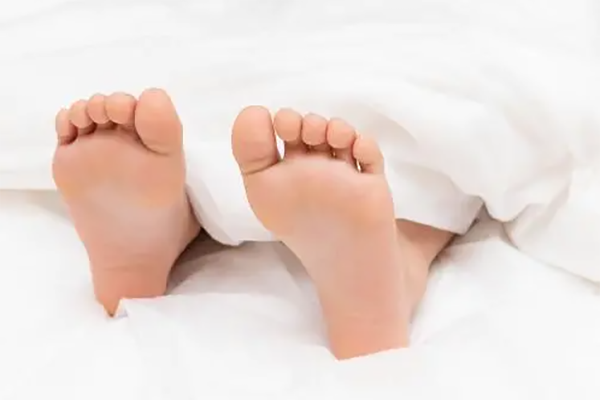宝宝晚上盖被子要盖住双脚