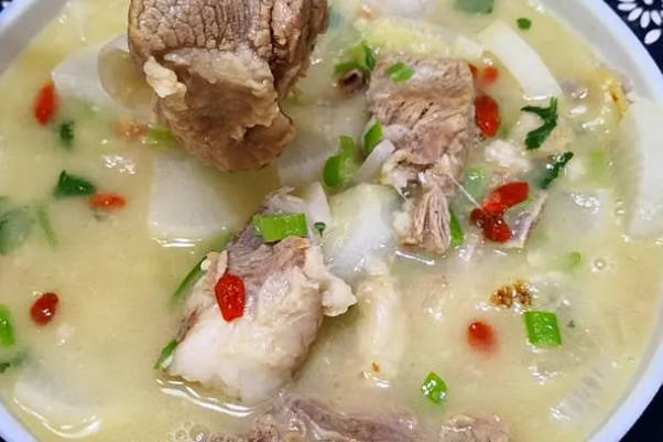 酸爽白葡萄酒炖羊肉汤是格鲁吉亚的美食