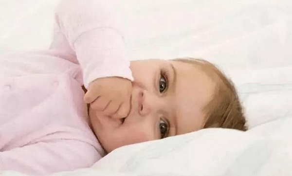 六个月婴儿聪不聪明是看眼神还是看手指呢?