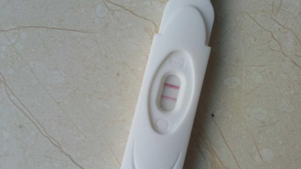 试管移植成功怀孕七周验孕棒呈浅红色正常吗?