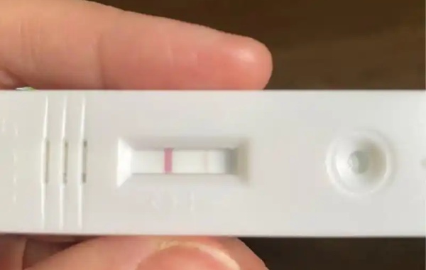 试管移植后用验孕棒检测颜色每天变浅是不是hcg下降了？