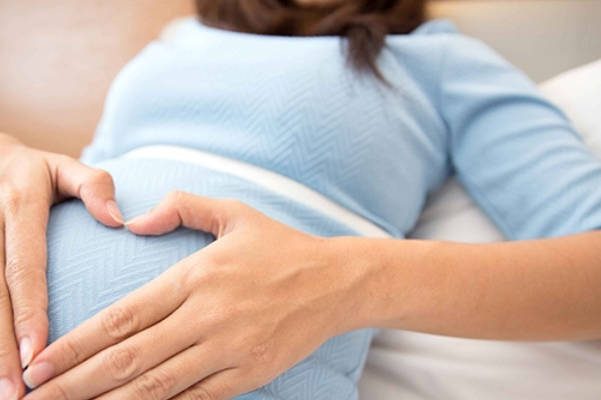 孕妈抚摸肚子有3种正确方法，但频繁抚摸易造成脐带绕颈