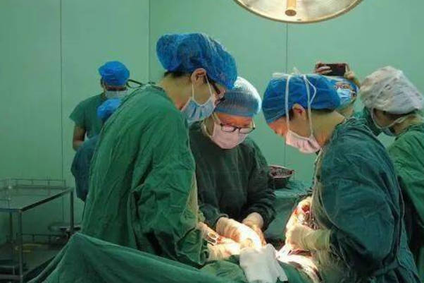 高龄产妇剖腹产与顺产谁更安全，听听产科主任的说法