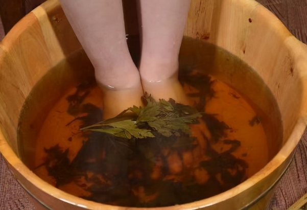 艾草泡脚水温不能过高