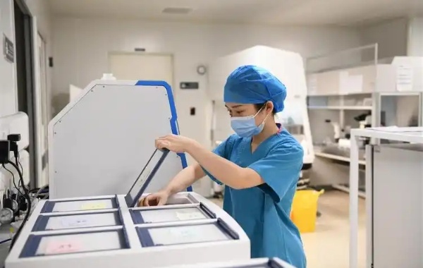 胚胎保存机构应第一时间通过预留电话联系当事人