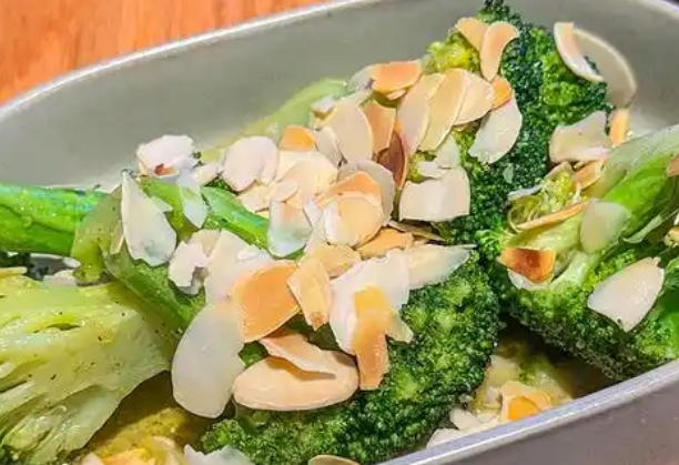 备孕生男孩食谱的碱性食物有哪些，常见的有西兰花、杏仁
