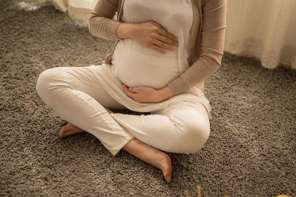 孕妇摸肚子可促进胎儿发育