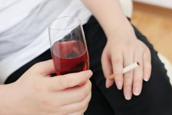 女性吸烟或酗酒会影响胚胎发育