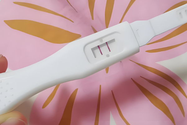 过期一年的毓婷验孕棒淋上晨尿显示一深一浅二条杠是怀孕了吗？