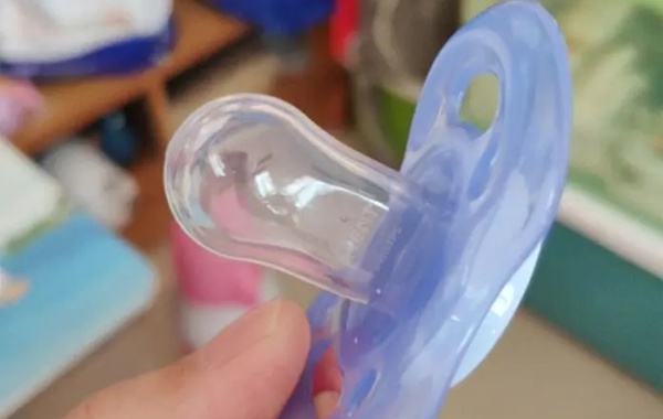 安抚奶嘴有助于减少宝宝的哭闹