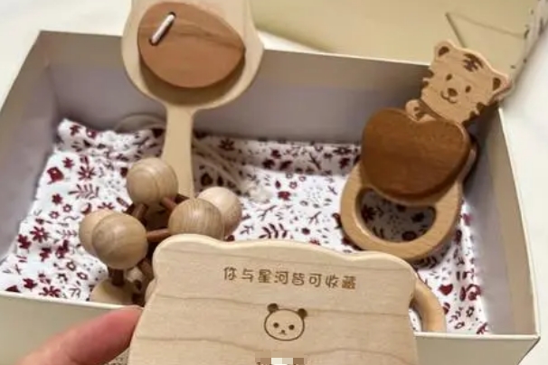 可以给宝宝送玩具