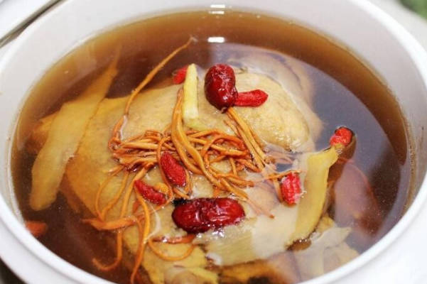 当归首乌鸡肉汤