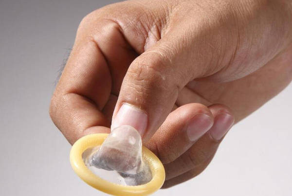 用指腹轻挤压避孕套前端小囊袋