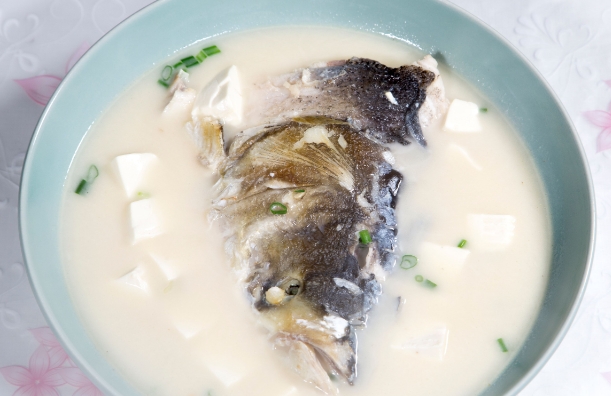 孕中期适合吃鱼头豆腐汤
