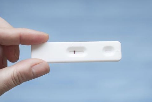 试管移植鲜胚后第15天试纸白板但18天后又测出双杠正常吗？