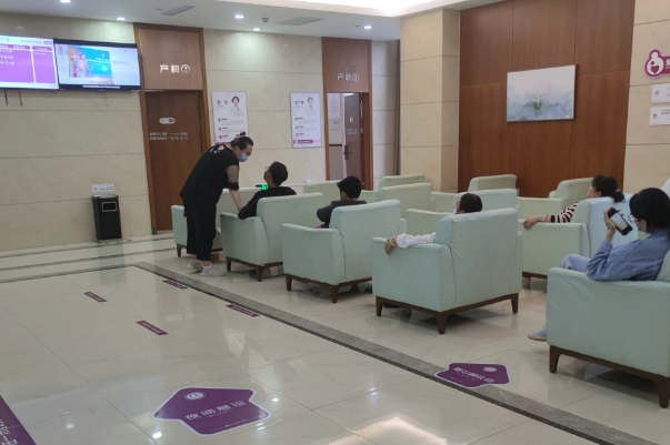 如何选择治疗不孕不育医院，首先要看专业资质和医疗团队