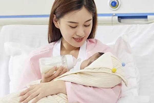 婴儿多吮吸乳头来刺激母乳的分泌