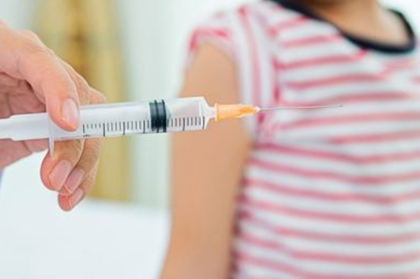 孩子不打水痘疫苗第二针加强针能去上学吗？