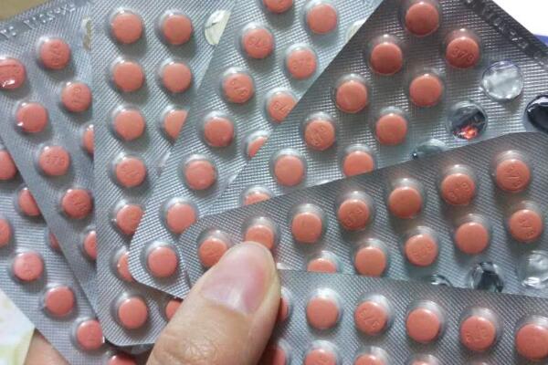 芬吗通吃完28片需要停药等月经来吗？
