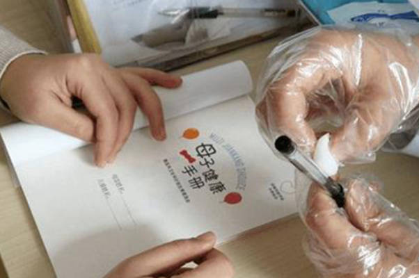 女性在家里用验孕棒测出两条杠