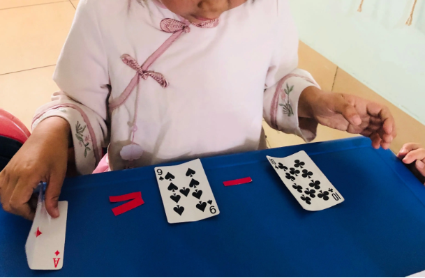 陪孩子打牌能增强数学能力