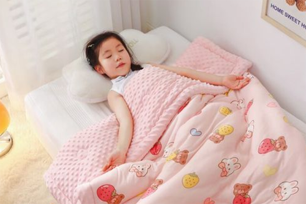 宝宝盖被子要根据温度选择薄厚