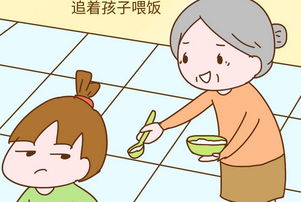 追着喂饭的老人不适合养孩子