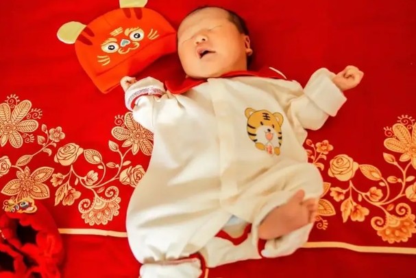 小孩满月姥姥送多少钱吉利？