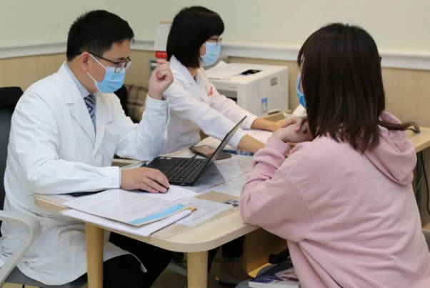 试管婴儿周期中：是否需要每日赴院检查与治疗的全面解析