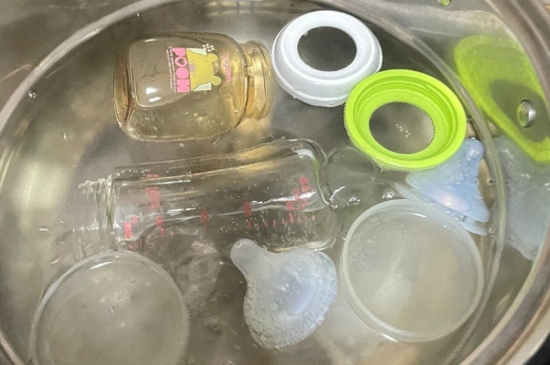 煮奶瓶消毒的正确方法，拆解组建预先处理顽渍