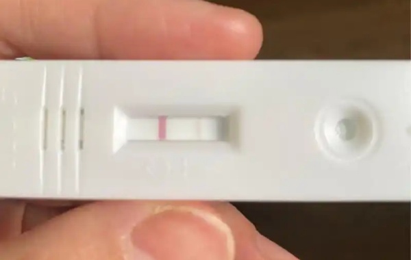 试管移植7天后验孕棒很浅几乎看不到的灰印是怀孕吗？