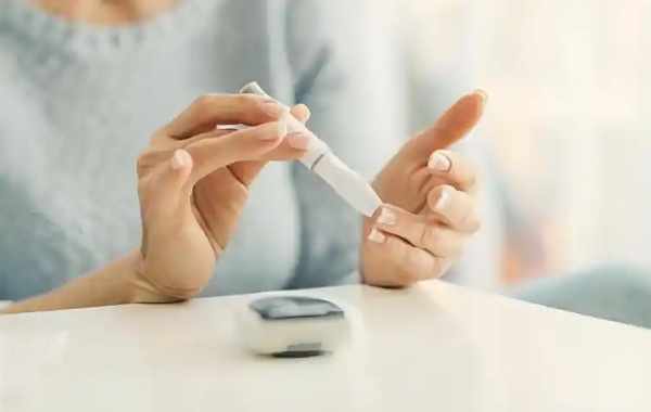 使用血糖仪在家自行监测血糖
