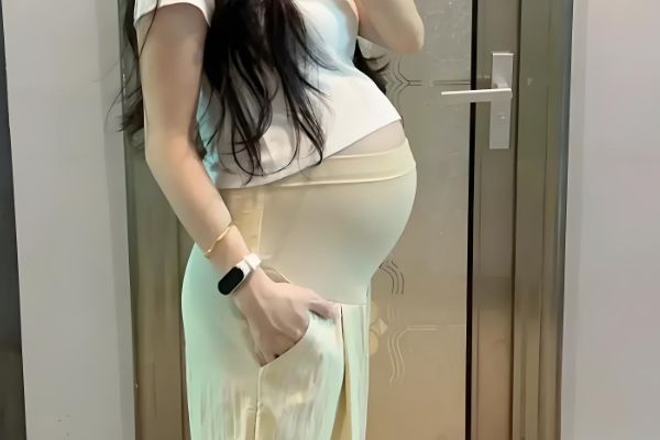 怀男宝的肚子呈尖凸型