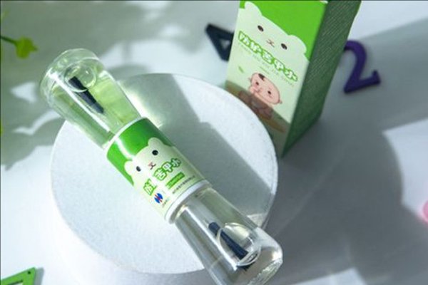 防止宝宝吃手涂苦甲水即可