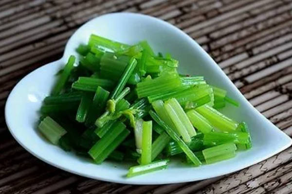 取卵后吃芹菜能有效降低血压，但搭配禁忌得提前知晓