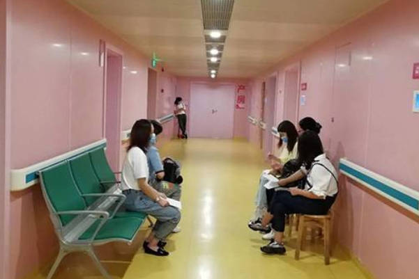 女性患者提前在等候区等待打针