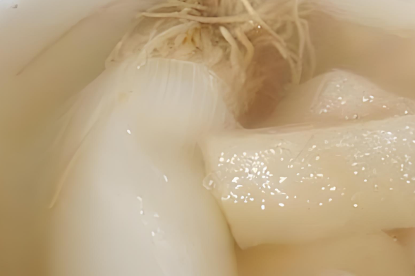 葱白煮水可改善荨麻疹症状