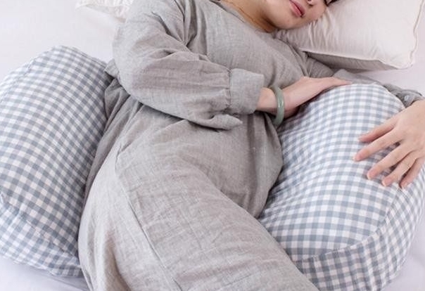 怀孕后孕妇的睡觉姿势可看男女吗？