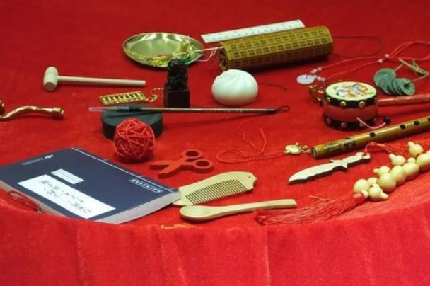 宝宝抓到笔寓意以后读书好