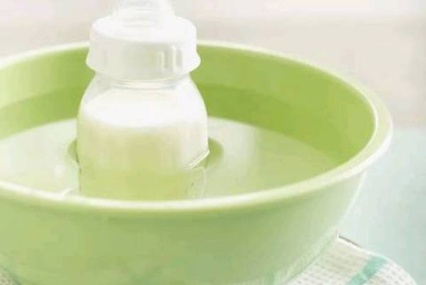 母乳袋中密封放在冷水中保存