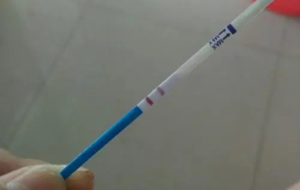 32岁女性移植囊胚3天就用试纸测出来了正常吗？