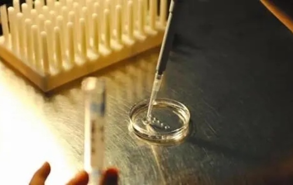 44岁女性做三代试管移植冻胚第14天hcg280正常吗？