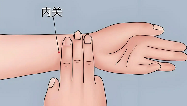 揉内关穴可以缓解胃痛感