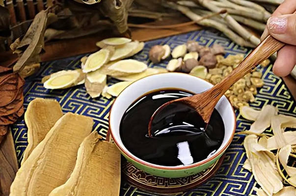 女性喝中药调养可帮助怀孕