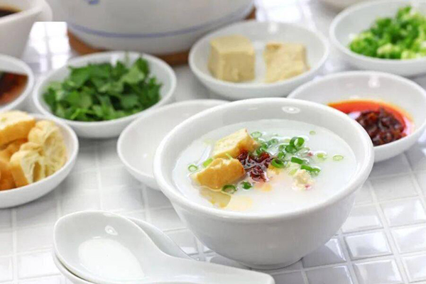 饮食清淡可以减少想吐的感觉